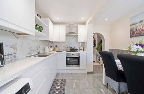 Grays House | Cosy Clean Home Near Central London