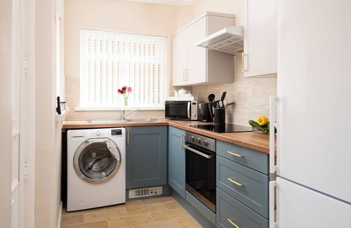 Woodhorn House | Cosy coastal retreat—steps from beach, cafés, pubs & parks. Pirate room for kids
