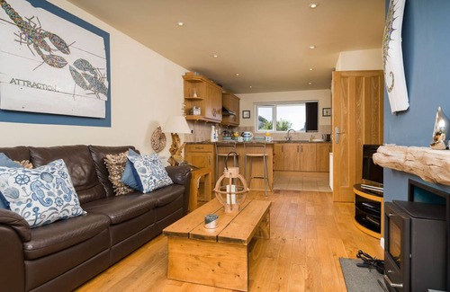 Thurlestone House | Cosy Coastal Getaway, Thurlestone. Garden. Beaches. Log Burner. Dog Friendly