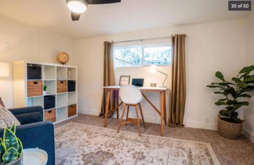 Redding Apartment | Cosy condo with modern kitchen, spacious lounge and private garden