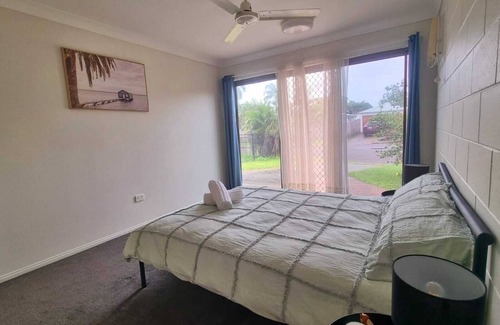 Condon Cabin | Cosy & Convenient: pools, shops, uni, hospital