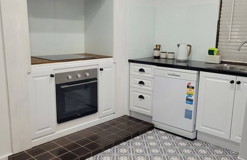 Forest Hill House | Cosy Cottage Free WiFi, off street parking