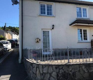 Ammanford House | Cosy Cottage in Garnant