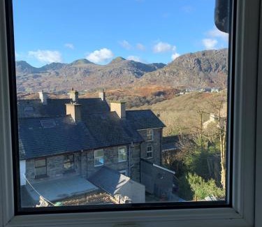 Manod House | Cosy cottage in picturesque Snowdonia with stunning views of the Moelwyn mountains