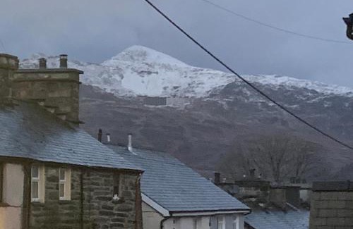 Manod House | Cosy cottage in picturesque Snowdonia with stunning views of the Moelwyn mountains