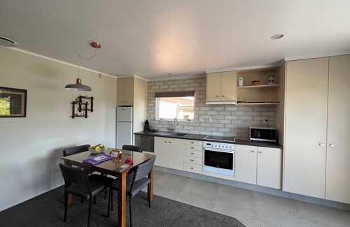 Ngongotaha Cottage | Cosy cottage in peaceful garden setting - just a minute's walk to Lake Rotorua