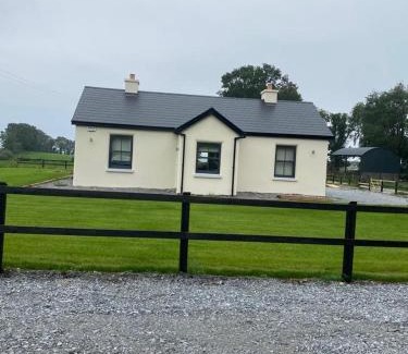Woodford House | Cosy Cottage & Lake views