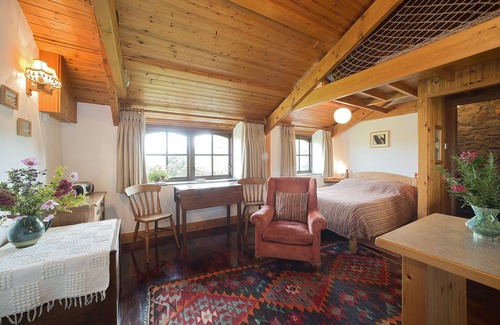 St Brides Cottage | Cosy Cottage. Log Stove, Private Walled Garden, Coastal Walking From The Door.