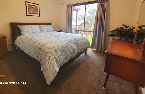Tyers Cottage | Cosy cottage ‘’Nestlé in Boulton’’ in the township of Tyers