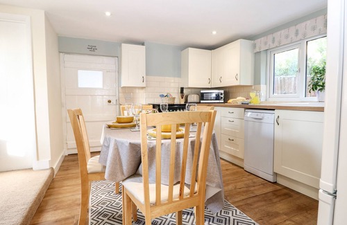 Bexhill-on-Sea Cottage | COSY COTTAGE, pet friendly, with a garden in Bexhill-On-Sea