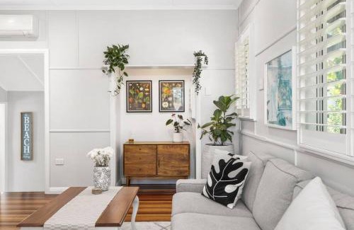 Scarborough House | Cosy Cottage - Scarborough Beach