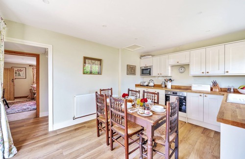 Cheselbourne House | Cosy Cottage - sleeps 4 guests in 2 bedrooms