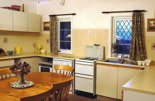 Chiddingly House | Cosy Cottage, Sleeps Max 6. Stunning Views, Indoor Pool. Perfect for Families