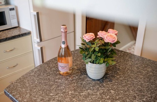 Rossett House | Cosy cottage with spacious bedrooms! Sleeps 7!