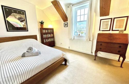 Cairnbaan House | Cosy Cottage with Woodburner by Crinan Canal Pets Welcome