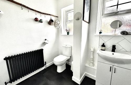 Cairnbaan House | Cosy Cottage with Woodburner by Crinan Canal Pets Welcome