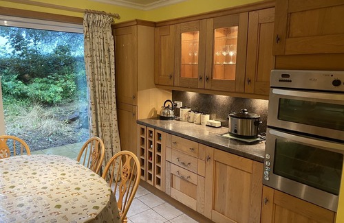 Thornhill Cottage | Cosy Country Cottage with Hot Tub Dog-Friendly