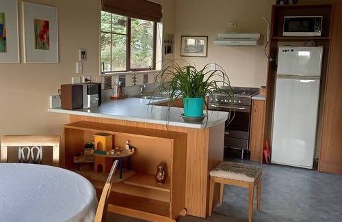 Darfield Cottage | Cosy country cottage retreat - close to the airport and the mountains