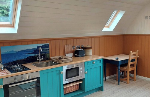 Laurencekirk Cabin | Cosy Countryside Cabin - Sleeps 2, Parking & Farm