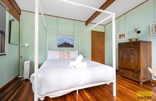 Currumbin Apartment | Cosy Currumbin Cottage