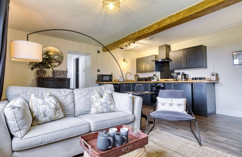 Faringdon Cottage | Cosy dog friendly holiday cottage for 2 in the Cotswolds - Honey Cottage
