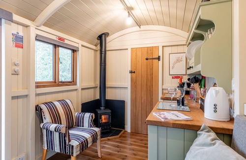 Filkins Cottage | Cosy dog friendly shepherd's hut in the Cotswolds with hot tub - The Hideaway