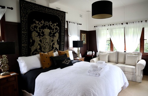 Bundanoon Bed & Breakfast | Cosy, elegant 5 bedroom home in beautiful Bundanoon