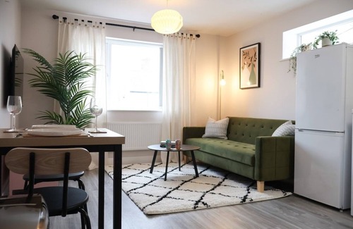 Gabalfa Apartment | Cosy Flat in Cardiff