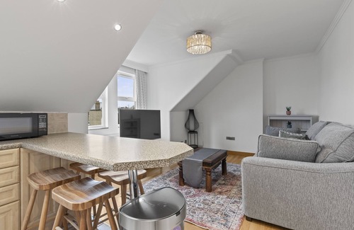 Walpole Apartment | Cosy Flat In London