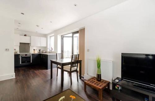 Lansbury Apartment | Cosy Flat with Terrace