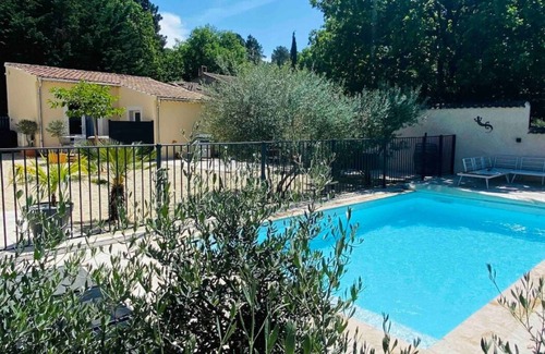 Mondragon Apartment | Cosy gites with private spas and swimming pool