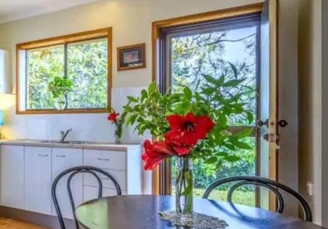 Mount Tamborine Apartment | Cosy Golf Course Retreat in Tamborine Mountain with Wifi & Aircon