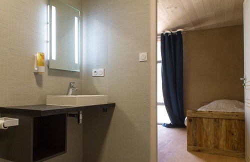 Bazoges-en-Paillers Apartment | Cosy guest room 3 pers Jacuzzi 18' Puy du Fou Le Puy Carmin