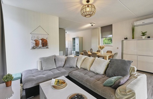 Stevensweert House | Cosy holiday home in park by the water