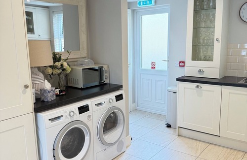 Killarney Cottage | Cosy Home. Killarney Town Centre 5 minute walk - Free Parking/WiFi - sleeps 6
