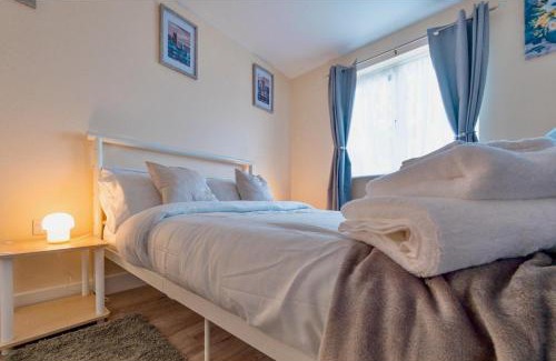 Corby House | Cosy Home-Sleeps 5- Private Garden- Free Parking