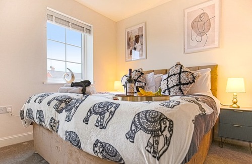 Buckingham House | ⭐️ Cosy House with Pool Table, Parking & Smart TV ⭐️