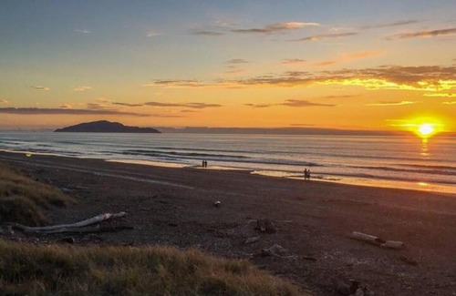 Otaki Beach House | Cosy Kiwi bach Kid and Pet friendly Beach house