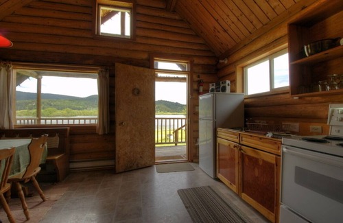 Canim Lake Cabin | Cosy Lakefront Log Cabin
