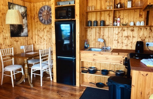 Enniskillen Cabin | Cosy lakeside lodge, ensuite bedrooms, pet-friendly, opt spa. Belleek Fermanagh