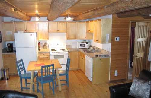 Revelstoke Cabin | Cosy Log Cottage in Rural Location