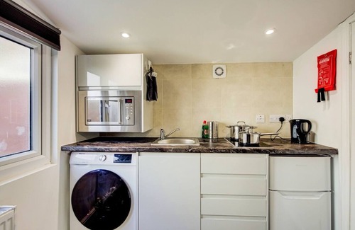 Little Holland Cabin | Cosy Luxury studio cabin centrally located in Crayford, Greater london.