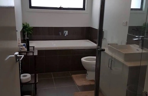 Epping House | Cosy Modern Home in Epping Close to all Amenities