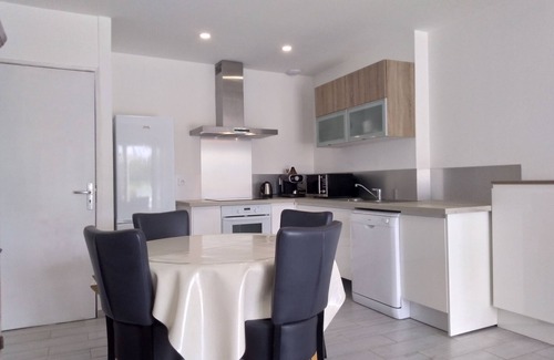 Pont-Saint-Esprit Villa | * Cosy new bungalow* private heated swimming pool with sun deck