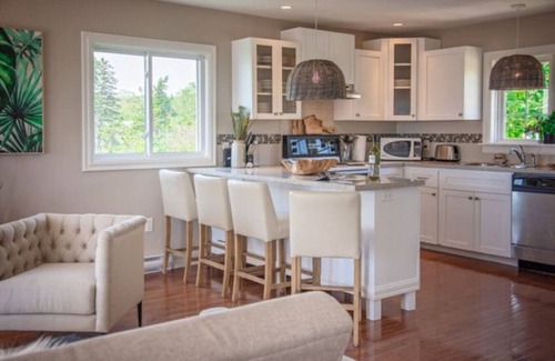 Hunts Point Cottage | Cosy Oceanfront Cottage - Hot Tub and Sauna