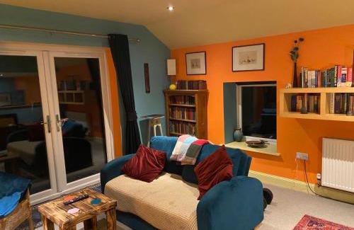 Thornhill House | Cosy one-bedroom Cottage - Parking Pets