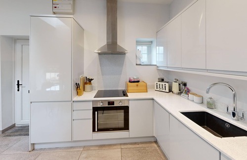 Margam House | Cosy pet friendly bungalow with free WiFi