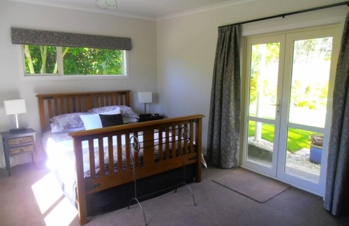 Rewa Cabin | Cosy Quiet Lodge in Picturesque Garden and Orchard