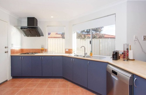 Baldivis House | Cosy Retreat, 10 minutes to beaches! Great for short or long stay holidays.