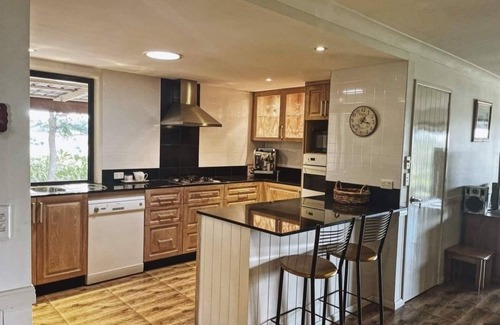 Palen Creek House | Cosy Retreat, 2 Fireplaces, Hot Tub, Pool table, Fire Pit , Mountain View’s.